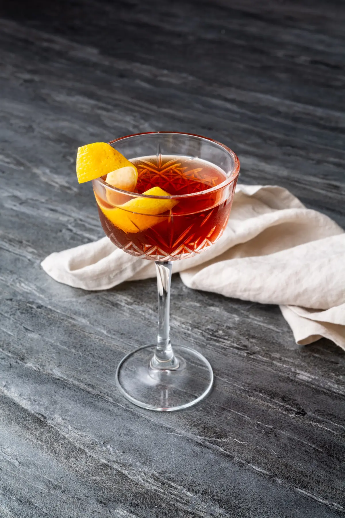 Waldorf cocktail punssista, ginistä ja lime-mehusta