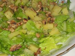 Waldorf Astoria-salaatti kulhossa tarjoiluvalmiina