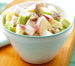Waldorfin kanasalaatti kulhossa