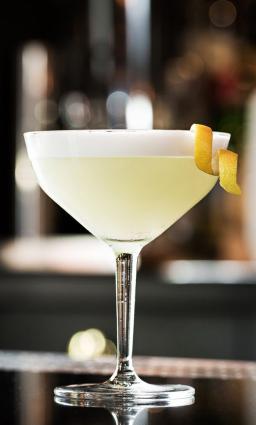 White Lady cocktail lasissa, koristeltuna sokerireunuksella