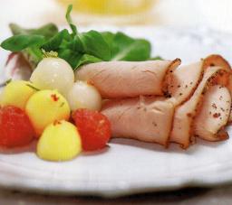 Yrttikalkkunapastramia ja melonisalaattia lautasella