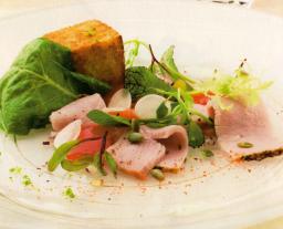 Yrttikalkkunasalaatti lautasella