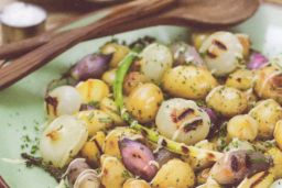 Raikas perunasalaatti valkosipulikastikkeella tarjoiluvalmiina