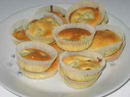 Raparperimuffinsit tarjoilualustalla