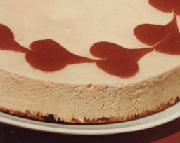 Rommikaakaokakku tarjoiluvalmiina