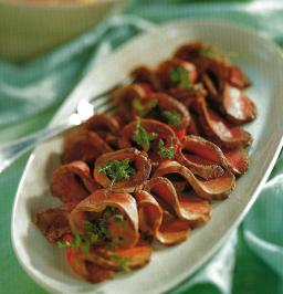 Toscanalainen possurulla tarjoiluvalmiina